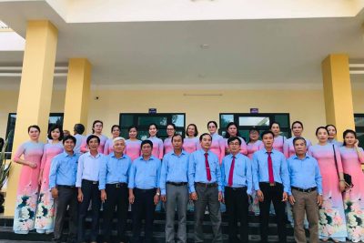 tập thể giáo viên trường Tiểu học Phổ Vinh